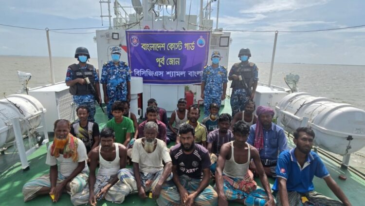 ৪ দিন ভাসমান ফিশিং বোট থেকে ১৭ জেলে উদ্ধার করল কোস্ট গার্ড