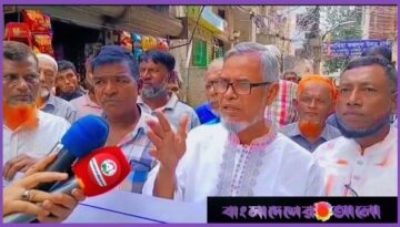 সড়কের মাঝখানে বিদ্যুতের খুঁটি, জুরাইনবাসীর দুর্ভোগে মানববন্ধন