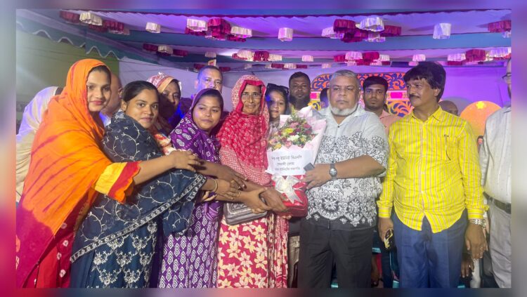 হিন্দু সম্প্রদায়ের পাশে থাকার অঙ্গীকার আনোয়ারুজ্জামান আনোয়ারের