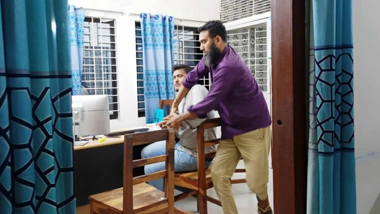 ঘুষ ও দালাল চক্রের ভিডিও ধারণে মোবাইল ছিনিয়ে নিলেন ভূমি কর্মকর্তা