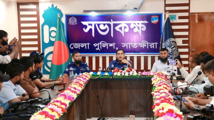 দুর্গাপূজা উপলক্ষে সাতক্ষীরায় সাংবাদিকদের সাথে পুলিশ সুপারের মতবিনিময়