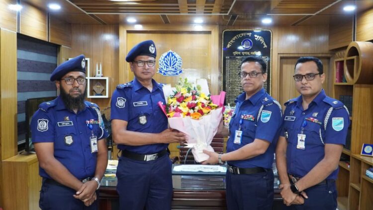 নরসিংদীতে পদোন্নতিপ্রাপ্ত কর্মকর্তাকে র‍্যাংক ব্যাজ পরিয়ে দিলেন পুলিশ সুপার