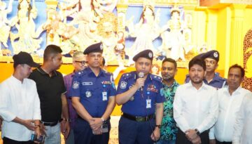 নরসিংদীতে পূজামণ্ডপে ডিআইজি ও এসপির যৌথ পরিদর্শন
