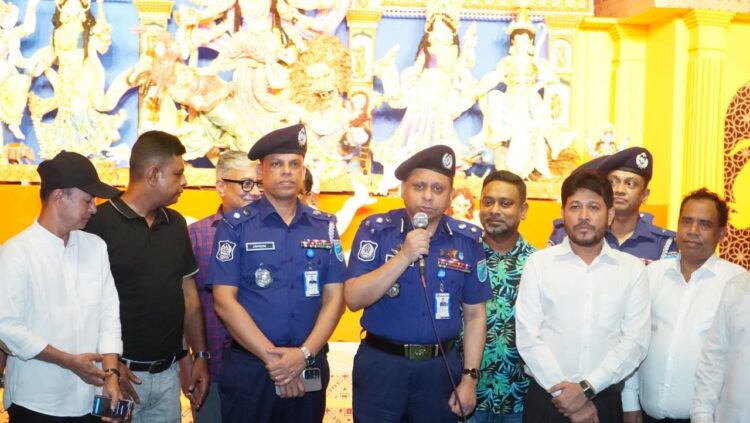 নরসিংদীতে পূজামণ্ডপে ডিআইজি ও এসপির যৌথ পরিদর্শন