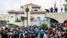 নেপালের সংসদ ভবনে ‘বিজয় পতাকা’ ওড়াল আন্দলনকারীরা