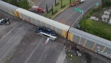 মেক্সিকোয় ডাবল-ডেকার বাসে ট্রেনের ধাক্কা, নিহত ১০