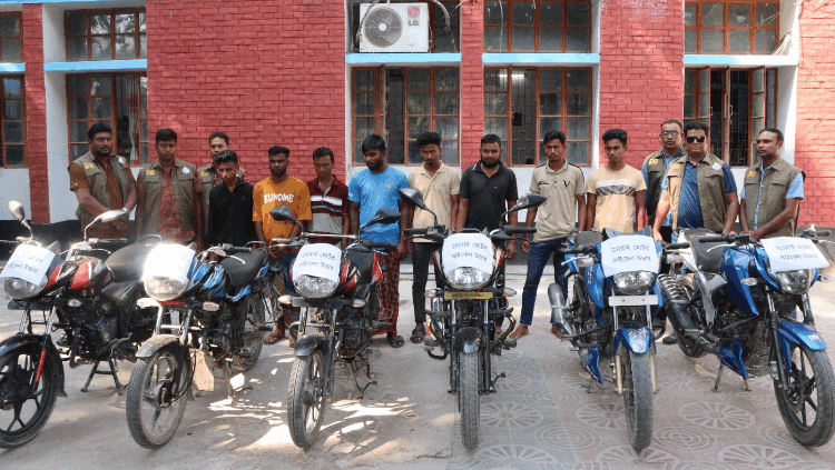 লালমনিরহাটে পুলিশের জালে চোরচক্রের ৮ সদস্য, উদ্ধার ৬ বাইক