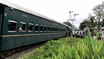 রংপুরে পদ্মরাগ ট্রেনের পাঁচ বগি লাইনচ্যুত, ১১ ঘন্টা পর উদ্ধার