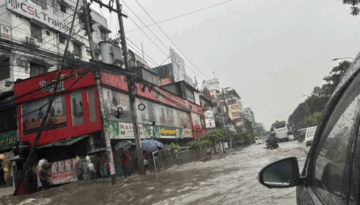 ভারী বৃষ্টিতে ঢাকার রাস্তায় হাঁটু পানি, ভোগান্তিতে নগরবাসী