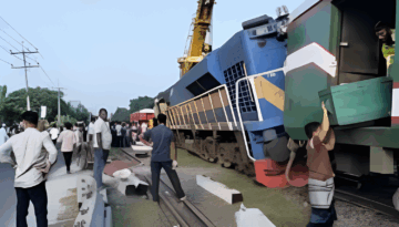 পাবনায় ট্রেনের বগি লাইনচ্যুত, যাত্রীদের দুর্ভোগ