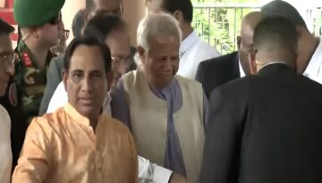 ঢাকেশ্বরী মন্দির পরিদর্শনে গেলেন প্রধান উপদেষ্টা