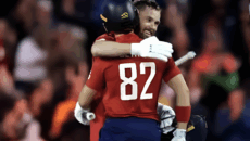 টি-টোয়েন্টিতে ৩০৪ রানের ইতিহাস গড়ে জিতল ইংল্যান্ড