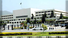 এনএ অধিবেশন বর্জনের ঘোষণা পিটিআইয়ের, পার্লামেন্টের বাইরে সমাবেশ