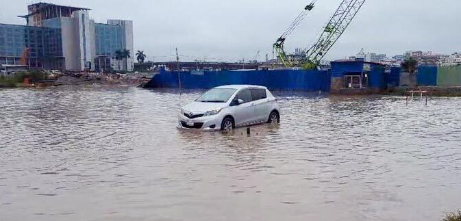 ঢাকার শাহজালাল বিমানবন্দরে টানা বর্ষণে জলাবদ্ধতার ভোগান্তি