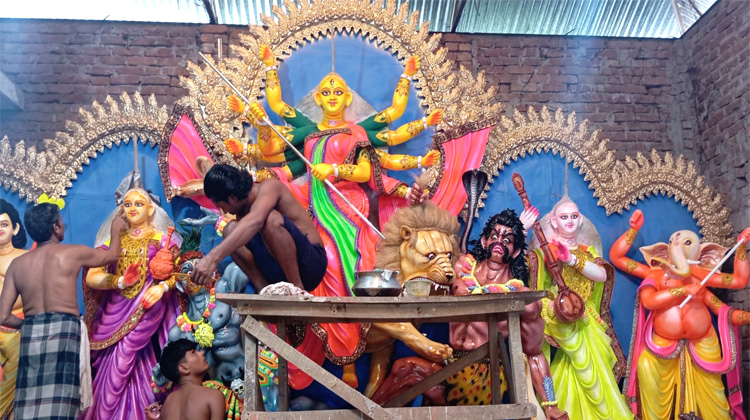দুর্গাপূজা : মন্দিরে মন্দিরে হচ্ছে উৎসবের আমেজ