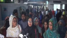 ভিপি নুরুল হক নূরকে দেখতে বস্তি পুনর্বাসন ও শহীদ পরিবার সংগ্রাম পরিষদের নেতৃবৃন্দ