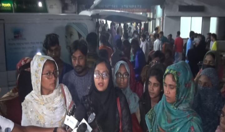 ভিপি নুরুল হক নূরকে দেখতে বস্তি পুনর্বাসন ও শহীদ পরিবার সংগ্রাম পরিষদের নেতৃবৃন্দ