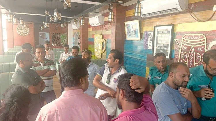 বরিশালে সাংবাদিকদের হাতে দুই ভুয়া সাংবাদিক আটক