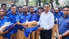 গ্রাম পুলিশের মাঝে সরকারি পোশাক ও সরঞ্জাম বিতরণ করলেন বাউফলের ইউএনও