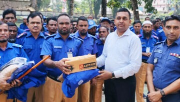 গ্রাম পুলিশের মাঝে সরকারি পোশাক ও সরঞ্জাম বিতরণ করলেন বাউফলের ইউএনও