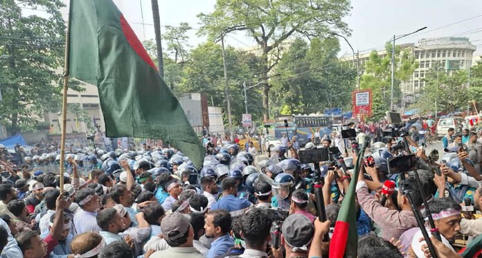 শাহবাগ মোড় অবরোধে এমপিওভুক্ত শিক্ষকরা