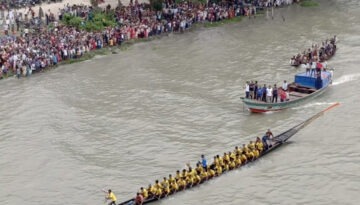 উজিরপুরে নৌকা বাইচে রোমাঞ্চ: সন্ধ্যা নদীর তীরে মানুষের ঢল