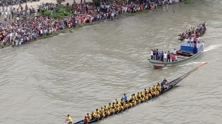 উজিরপুরে নৌকা বাইচে রোমাঞ্চ: সন্ধ্যা নদীর তীরে মানুষের ঢল