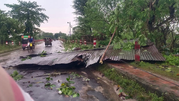 নওগাঁয় ঝড়ের তাণ্ডবে লণ্ডভণ্ড ঘরবাড়ি