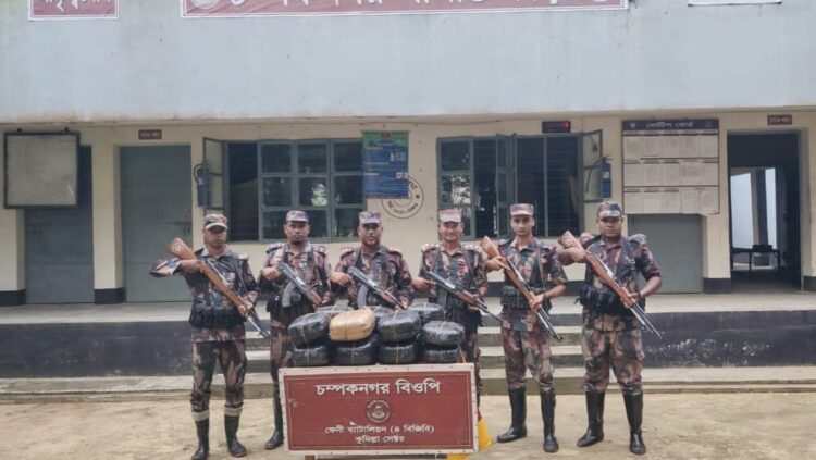 ফেনী সীমান্তে বিপুল পরিমাণ ভারতীয় গাঁজা ও মদ জব্দ
