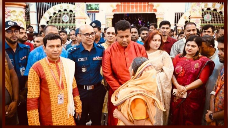বৃষ্টিতে ভিজে সোনারগাঁয়ে পূজামণ্ডপ পরিদর্শন, আনন্দ উৎসবের অংশীদার হলেন ডিসি-এসপি