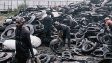 পুরোনো টায়ার পুড়ে প্রাকৃতিক পরিবেশ বিপন্ন