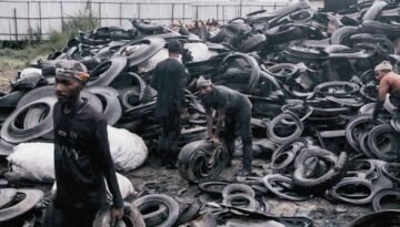 পুরোনো টায়ার পুড়ে প্রাকৃতিক পরিবেশ বিপন্ন