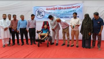 নারায়ণগঞ্জে বিশেষ চাহিদাসম্পন্ন শিশুর হাতে ইলেকট্রিক হুইলচেয়ার তুলে দিলেন জেলা প্রশাসক