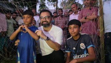 সুনামগঞ্জের দুই খুদে ফুটবলারের পাশে তারেক রহমান — আমিনুল হক