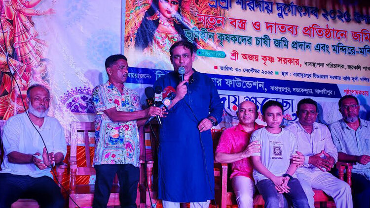 দুর্গোৎসবে মণ্ডপে মণ্ডপে শুভেচ্ছা বিনিময় করলেন বিএনপি নেতা খোকন তালুকদার