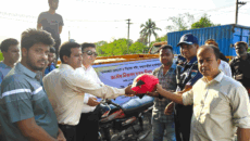 মেহেরপুর সড়ক বিভাগের উদ্যোগে হেলমেট বিতরণ