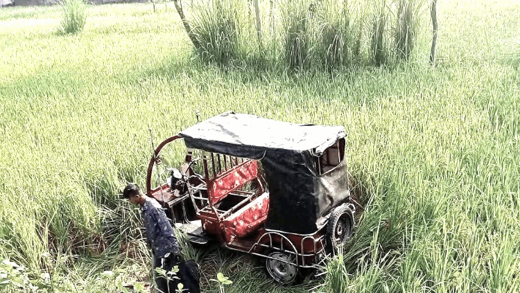 আদিতমারীতে অটোরিকশা খাদে পড়ে নিহত ২, আহত ১