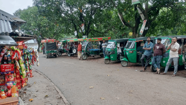 আত্রাইয়ের বান্দাইখাড়া বধ্যভূমির সামনে ‘মৃত্যুর মোড়’