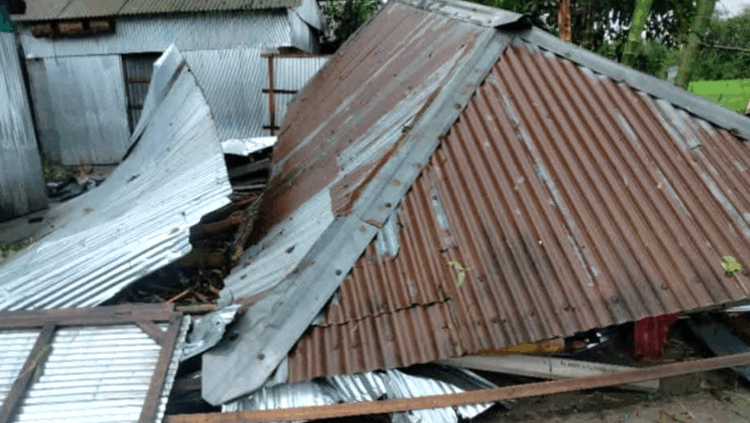 লালমনিরহাটে আকস্মিক ঝড়ে শতাধিক ঘরবাড়ি বিধ্বস্ত, আহত ৩