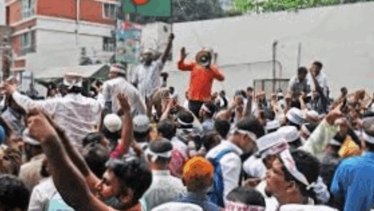 শিক্ষকরা পুলিশের হামলার প্রতিবাদে কর্মবিরতি একদিন আগেই শুরু