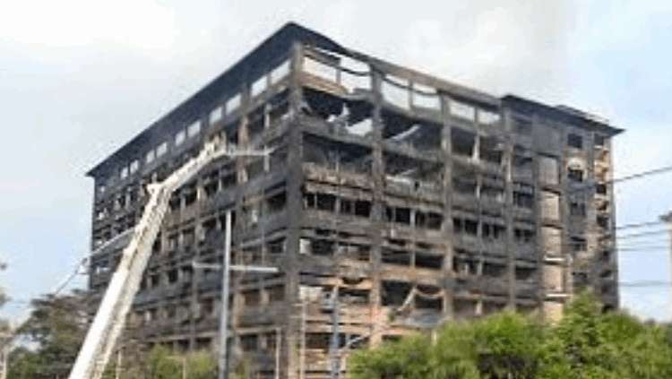 সাড়ে ১৭ ঘণ্টা পর নিয়ন্ত্রণে, ধসে পড়েছে ছাদ