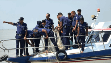 হিজলায় মেঘনা নদীতে নৌ পুলিশের অভিযান, গ্রেফতার ৩