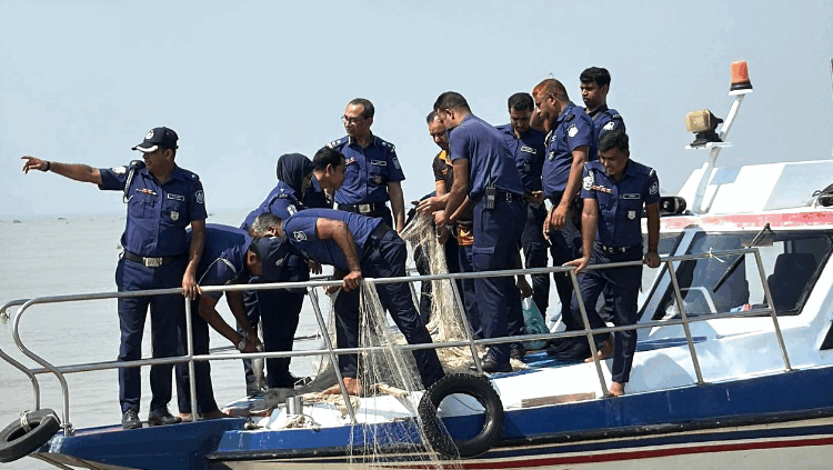 হিজলায় মেঘনা নদীতে নৌ পুলিশের অভিযান, গ্রেফতার ৩