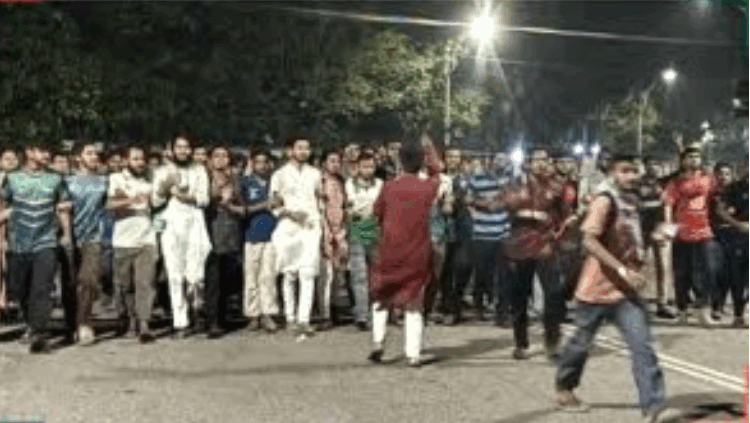 বুয়েটে গভীর রাতে বিক্ষোভ: ধর্ষণ অভিযোগে শিক্ষার্থী সাময়িক বহিষ্কার