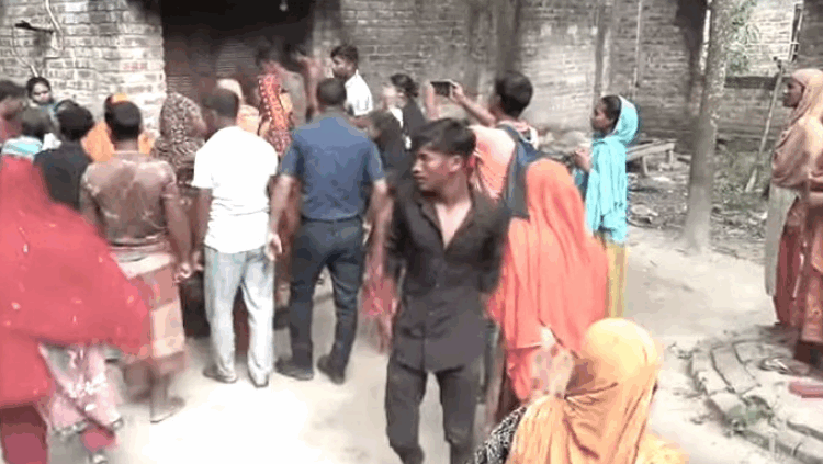 নওগাঁয় প্রবাসীর বাড়িতে কিশোর গ্যাংয়ের হামলা, আহত স্ত্রী-মেয়ে
