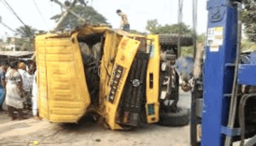 পাবনায় ট্রাকচাপায় দুই শিক্ষার্থীসহ নিহত ৩