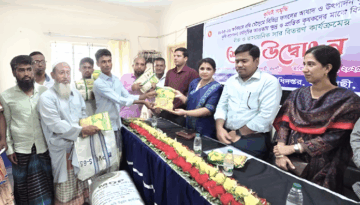 বদলগাছীতে ক্ষুদ্র ও প্রান্তিক কৃষকদের মাঝে বীজ ও সার বিতরণ