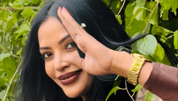 বাবা-মায়ের সঙ্গে পূজা উদযাপন করতে ঢাকায় তমালিকা কর্মকার