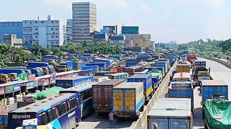 মহাসড়কগুলোয় বেড়েছে যাত্রীদের দুর্ভোগ