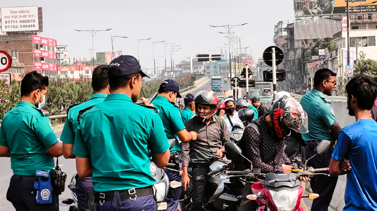 লকডাউন’ ঘিরে ঢাকা-চট্টগ্রাম মহাসড়কে কড়া নজরদারি, তল্লাশি ও গণপরিবহন সংকট